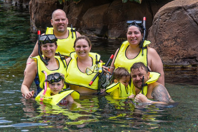 Bob, Karen, Kati, Kristi, Cristian, Mia, and Tavasz at the snorkeling pool at Aulani