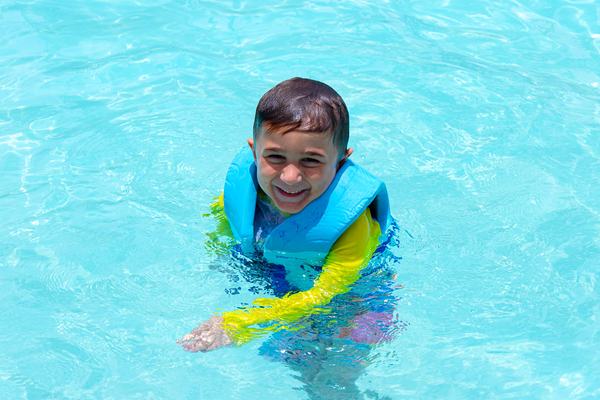 Tavasz in the pool at Aulani