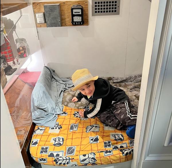Tavasz in Harry Potter's bed at the Expedition in Georgia